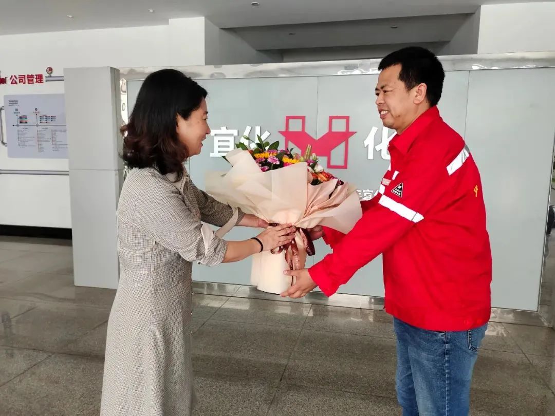 宜昌市總工會(huì)黨組成員、副主席李敏一行到化機(jī)公司慰問市勞動(dòng)模范左霄(圖1) 圖片
