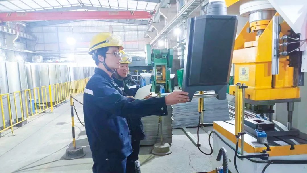 青海宜化電石分廠電極殼班：加強(qiáng)標(biāo)準(zhǔn)化建設(shè)，保障電石爐長(zhǎng)周期穩(wěn)定運(yùn)行(圖3)